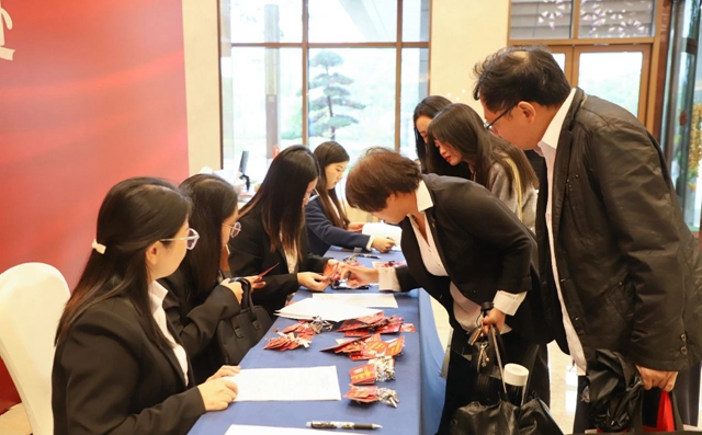 肩負(fù)重托共謀發(fā)展！集團(tuán)七屆二次職代會(huì)代表報(bào)到并參觀田家河新項(xiàng)目